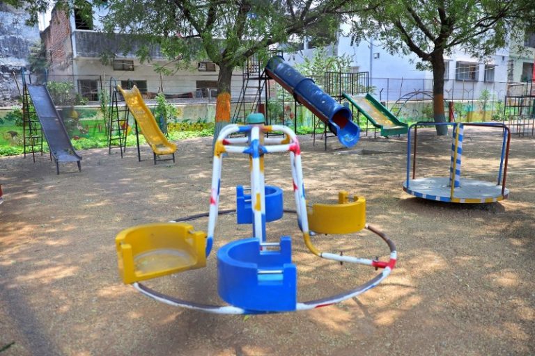 Outdoor recreational swings and equipment